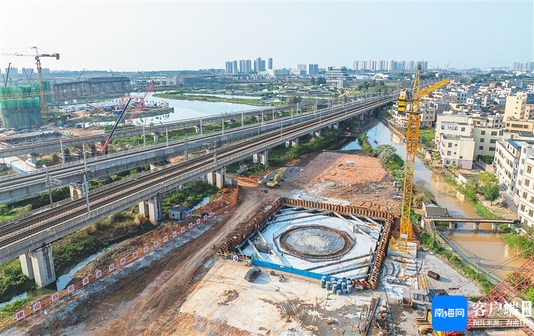 海南全力推动自贸港建设成型起势谱写中国式现代化海南篇章(图2) 海南全力推动自贸港建设成型起势谱写中国式现代化海南篇章(图2)
